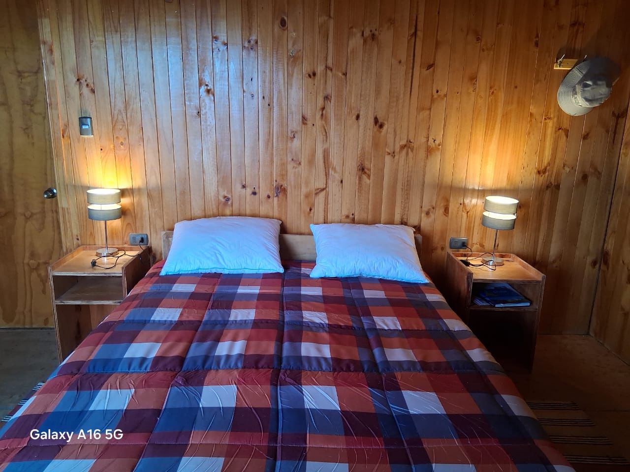 Cama roja y azul en habitación